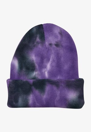 Gorro de punto en patrón tie-dye con tonos púrpura, negro y gris. Presenta un puño doblado y una textura suave.