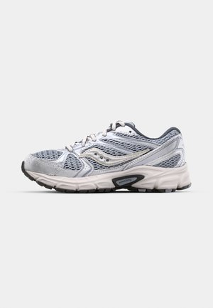 Silberne Laufschuhe mit Mesh-Obermaterial, gepolsterter Sohle und grauen Akzenten. Verfügt über eine runde Zehenform und ein Schnürdesign. Markenlogo sichtbar.