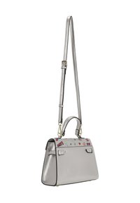 Geantă de mână argintie metalizată cu formă structurată, prevăzută cu o clapetă din material texturat decorată cu modele colorate și un curea de umăr detașabilă.