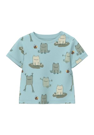 Lichtblauw kort mouwtjes peuterhemd met groene en beige kikkers en kleine bijen erop gedrukt, voorzien van drukknoopsluitingen op de schouders.