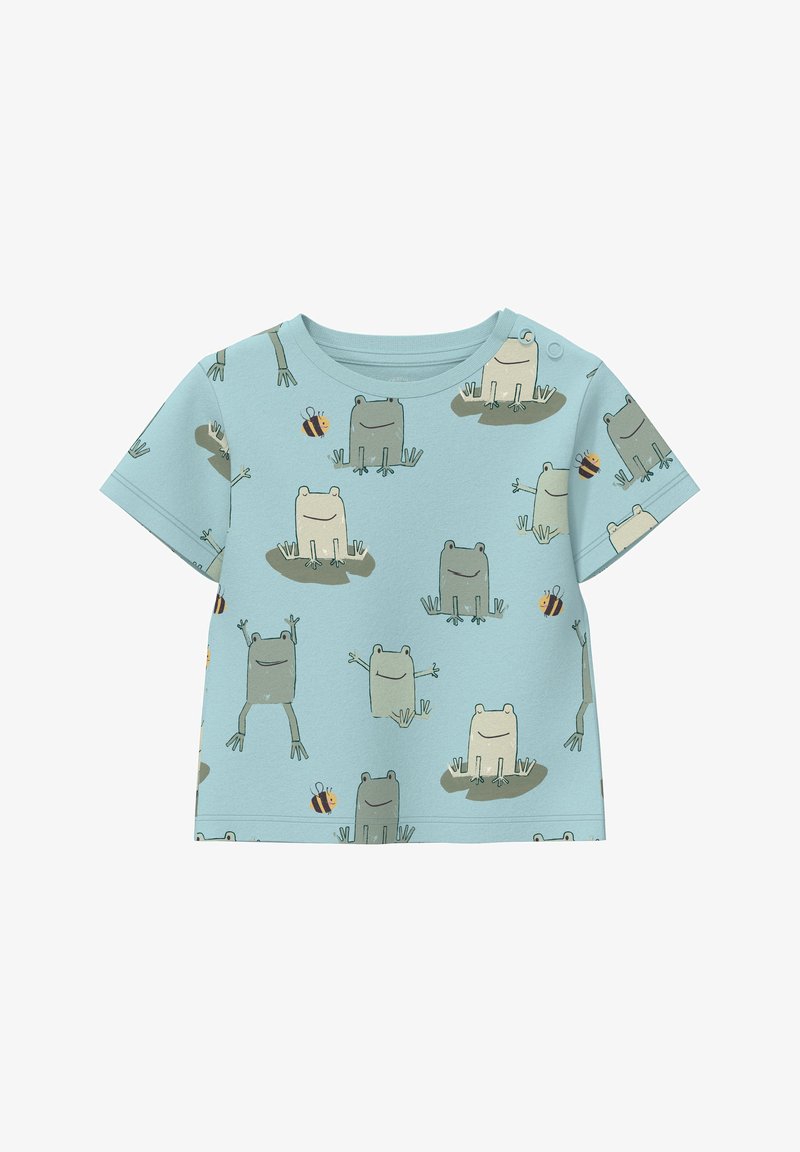 Chemise pour tout-petit à manches courtes bleu clair avec des grenouilles vertes et beiges ainsi que de petites abeilles imprimées partout, avec des fermetures à pression aux épaules.