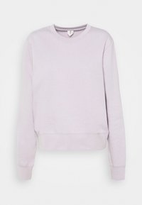Sudadera de color púrpura claro con cuello redondo, mangas largas y puños acanalados. Hecha de una tela suave, presenta un dobladillo ligeramente recortado.