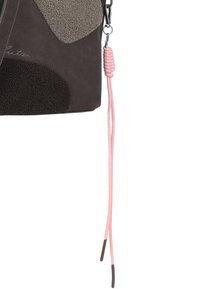 Bolso rectangular de hombro en cuero marrón oscuro con parches texturizados en marrón claro y gris. Presenta una correa trenzada rosa con puntas más oscuras.