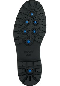 Suola di scarpa in gomma nera con battistrada profondo per una buona aderenza, caratterizzata da sei bocchette d'aria blu e motivi testurizzati. "GEOX BREVETTO ITALIANO" impresso.