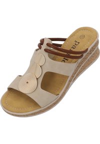 Sandalo con zeppa beige con design a taglio, dettagli dorati e cinturini marroni. Suola testurizzata e soletta imbottita per il comfort.
