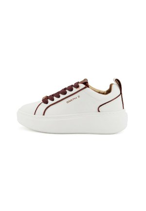 Sneakers bianchi con tomaia testurizzata, accenti bordeaux e suola platform. Presentano lacci rotondi e una linguetta sul retro per indossarli facilmente.