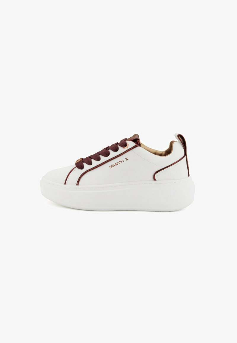 Sneakers bianchi con tomaia testurizzata, accenti bordeaux e suola platform. Presentano lacci rotondi e una linguetta sul retro per indossarli facilmente.
