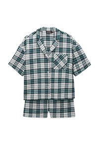 Ensemble comprenant une chemise à manches courtes à carreaux verts et blancs et un short assorti, avec une fermeture à boutons et une poche poitrine, mettant en avant des lignes et des coutures contrastantes.