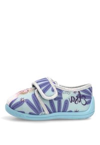 Zapato infantil con suela de goma azul claro, tela con estampados florales morados y una tira plateada de Velcro. El diseño incluye detalles juguetones.