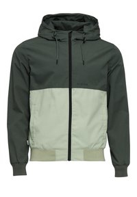 Veste légère à capuche pour homme avec partie supérieure et manches vert foncé, partie inférieure vert clair, fermeture éclair devant et capuche avec cordon.