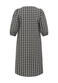 Abito a quadri in bianco e nero con collo rotondo, maniche a sbuffo corte e una vestibilità dritta e ampia. Il tessuto ha una texture liscia con un motivo tessuto.