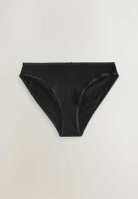 Czarne bawełniane majtki o gładkiej fakturze, z falbanowym paskiem w talii i małą ozdobną kokardką z przodu. Klasyczny krój i dopasowanie.