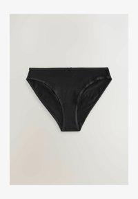 Brief de algodón negro con una textura suave, que presenta una cintura con bordes ondulados y un pequeño lazo decorativo en la parte delantera. Corte y ajuste clásicos.