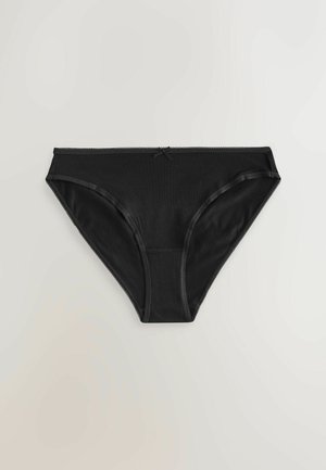 Czarne bawełniane majtki o gładkiej fakturze, z falbanowym paskiem w talii i małą ozdobną kokardką z przodu. Klasyczny krój i dopasowanie.