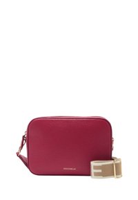 Borsa a tracolla rossa in pelle con finitura testurizzata, hardware dorato e una tracolla beige a fantasia con il nome del marchio. Forma rettangolare.
