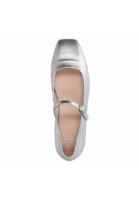 Zilveren ballet flats met een vierkante neus, voorzien van een Mary Jane-band en een gladde metallic afwerking. De binnenkant heeft een neutrale voering.