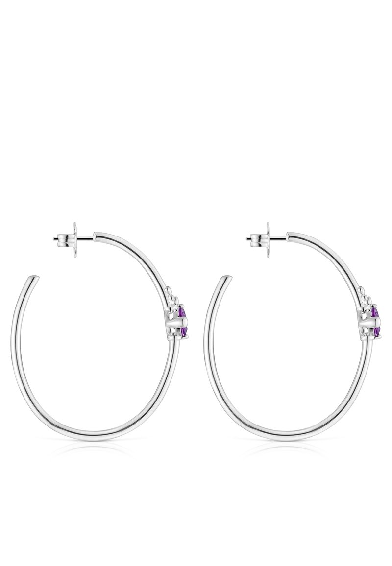 Pendientes de aro de plata con un diseño elegante y acentos de piedras preciosas moradas. Los círculos tienen un acabado pulido y cierres de tipo post-back seguros.