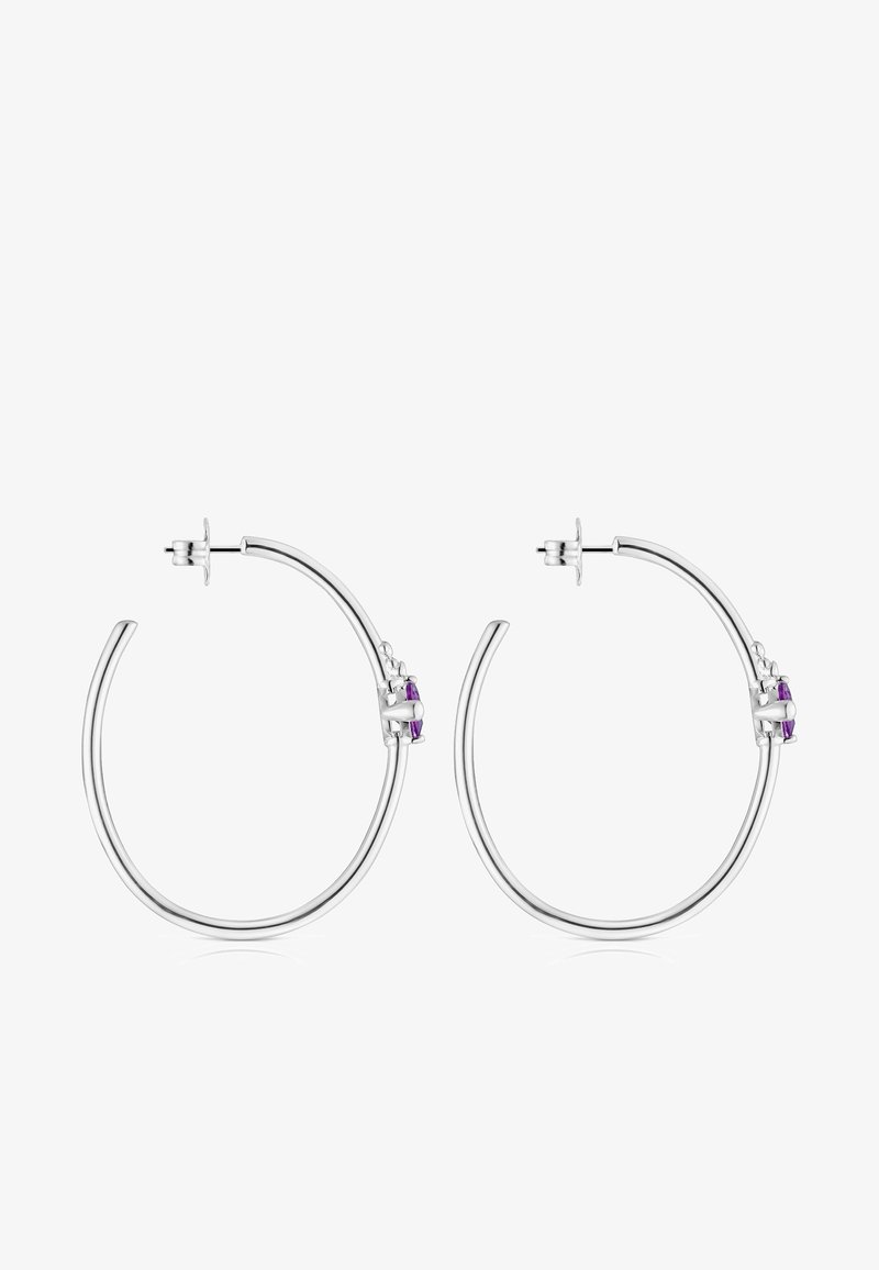 Orecchini a cerchio in argento con un design elegante e accenti di pietre preziose viola. I cerchi hanno una finitura lucida e chiusure a perno sicure.