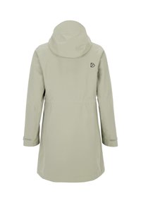 Beżowy długi płaszcz przeciwdeszczowy z kapturem, regulowanymi paskami na nadgarstkach oraz małym czarnym geometrycznym logo na górnej części pleców po prawej stronie.