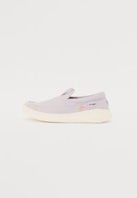 Világos lila slip-on cipők texturált felsőrésszel, kontrasztos krémszínű talppal és kis logó részletekkel az oldalon.