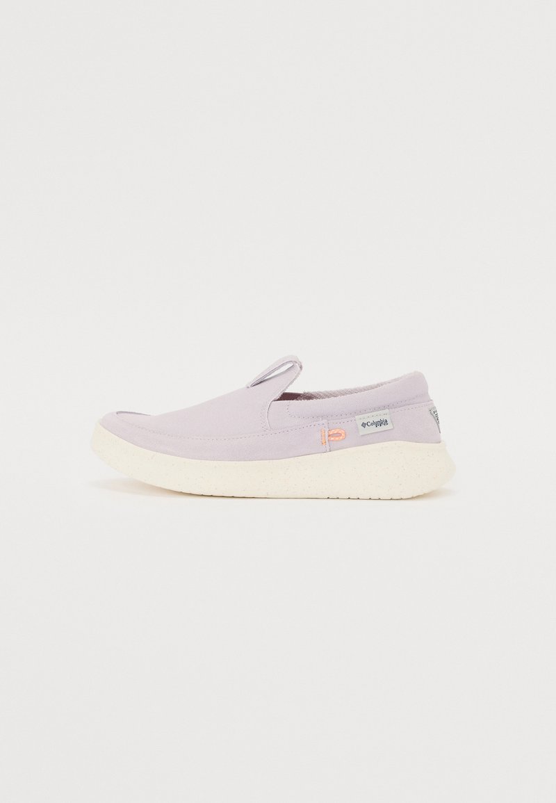 Világos lila slip-on cipők texturált felsőrésszel, kontrasztos krémszínű talppal és kis logó részletekkel az oldalon.