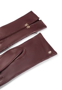 Burgunderfarbene Lederhandschuhe mit glatter Textur, seitlichem Schlitz, goldenen Hardware-Details und Logo- Akzenten am Bündchen.