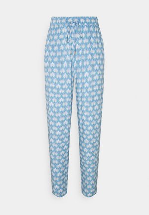 Lichtblauwe broek met een wit en groen bloemendessin, voorzien van een elastische tailleband en een koordsluiting. Rechtafgaande pasvorm.