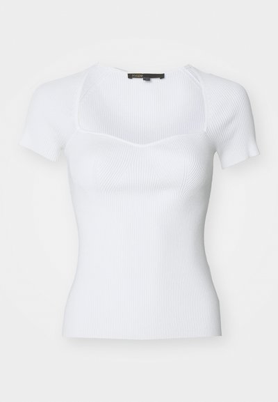 Hvit ribbestrikket topp med kort erme og tettsittende kropp, med firkantet utringning og subtil tekstur. Tynne sømmer fremhever designet.