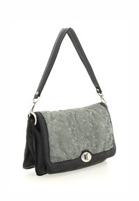 Borsa a tracolla con flap decorata con paillettes grigie e dettagli in pelle nera, dotata di una chiusura rotonda argentata. Include una lunga tracolla piatta.