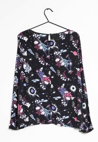 Blusa nera con stampa colorata a tema spaziale che presenta pianeti, stelle e fiori astratti. Tessuto morbido; maniche lunghe; chiusura con bottone sul retro.