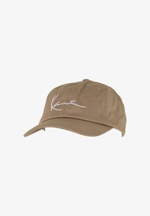 Barna baseball sapka, ívelt karimával és fehér, dőlt betűs szöveggel a középen hímzett elején.