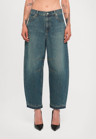 Hellblaue, locker sitzende Jeans mit hoher Taille und abgeschnittenem, fransigem Saum. Mit vorderen Taschen und sichtbaren Nähdetails.