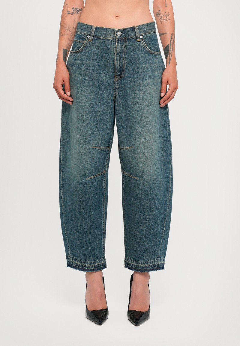 Hellblaue, locker sitzende Jeans mit hoher Taille und abgeschnittenem, fransigem Saum. Mit vorderen Taschen und sichtbaren Nähdetails.
