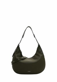 Borsa a tracolla in pelle verde oliva con forma curvata, tracolla regolabile e accessori in argento. Presenta una texture morbida e chiusura a zip.