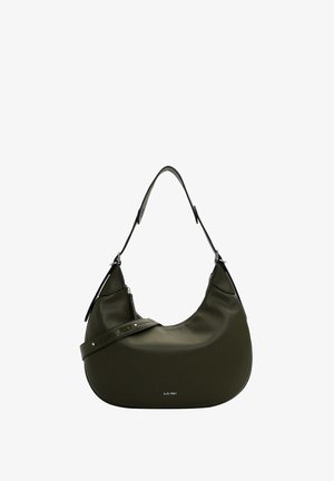 Olivgrüne Lederhandtasche mit geschwungener Form, verstellbarem Gurt und silbernem Zubehör. Verfügt über eine weiche Textur und einen Reißverschlussverschluss.