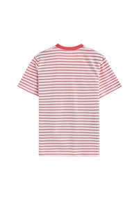 Röd- och vitrandig T-shirt, korta ärmar, rund halsringning, mjukt tyg, har jämnt fördelade horisontella ränder och en enfärgad röd krage.