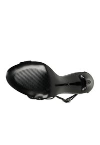 Zwarte hoge hak schoen met een getextureerde bovenkant, gladde zool, fijne bandjes en een spitse neus. Voorzien van een ribbelpatroon op de zool.