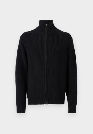 Suéter de punto negro con canalé, cierre de cremallera, cuello alto y mangas largas, mostrado en vista frontal sobre fondo blanco liso.