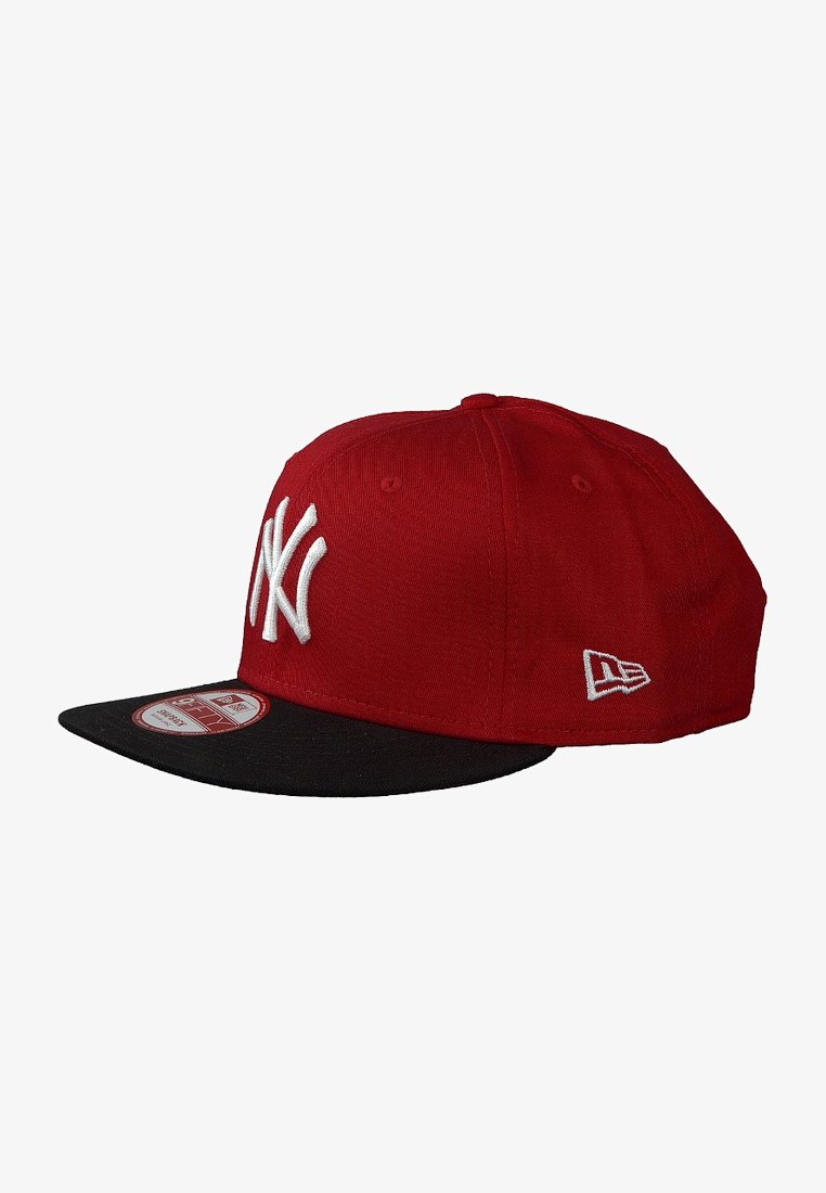 Gorra de béisbol roja con visera negra. Presenta un prominente logo bordado blanco en la parte frontal y un pequeño logo en el costado.