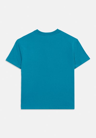 Μπλε κοντομάνικη μπλούζα με στρογγυλή λαιμόκοψη, απλωμένη επίπεδα, που δείχνει την πίσω πλευρά σε λευκό φόντο.