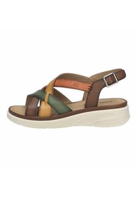 Vícebarevná kožená sandála s nastavitelným páskem na přezku, polstrovanou stélkou a bílou texturovanou podrážkou, zobrazená z bočního profilu.