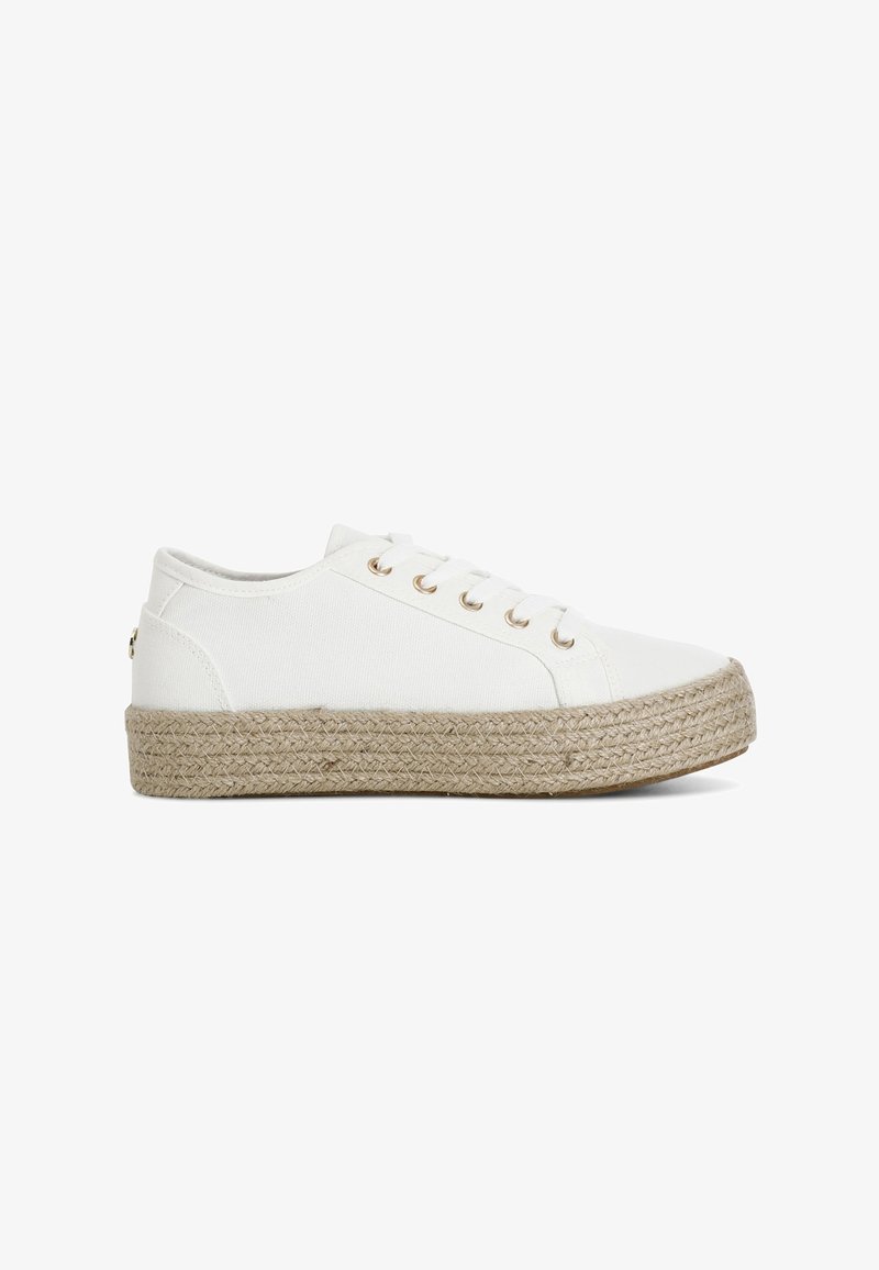 Zapatillas de lona blancas con suela de yute trenzado, que cuentan con ojales metálicos y una forma redondeada. Diseño simple con bajo y cordones.