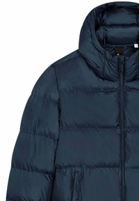 Veste matelassée bleu marine avec col montant, fermeture éclair et poches latérales. Présente une texture lisse et brillante ainsi qu'un motif matelassé pour l'isolation.