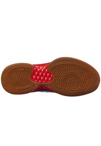 Sole obuvi s gumovou základnou, červenými akcenty a texturovanými vzory pro trakci; má centrální síťovanou oblast pro flexibilitu.