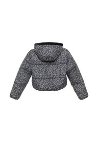 Grijze cropped pufferjack met zwarte luipaardprint, voorzien van een capuchon, gewatteerde textuur en een elastische onderrand en manchetten.