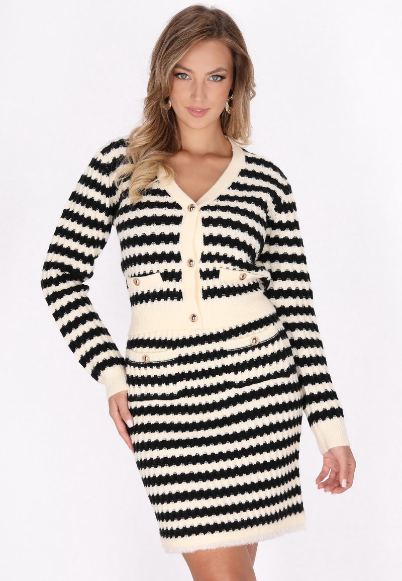 Vestido de cárdigan a rayas en negro y crema con forma ajustada, textura acanalada y detalles de botones dorados en el frontal y los bolsillos.