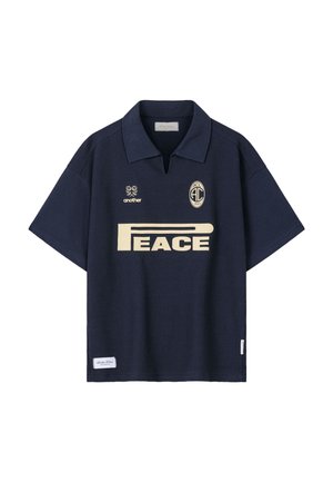 Marineblaues Polohemd mit kurzen Ärmeln und Kragen, mit beigem "PEACE"-Text, einem floralen Logo mit "another" und einem ovalen "ACL 2023"-Emblem auf der Brust.