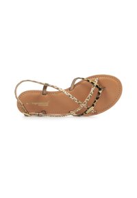 Sandal in pelle marrone con cinturini intrecciati dorati e accenti in stampa leopardata. Presenta una suola piatta e un dettaglio di cucitura visibile.