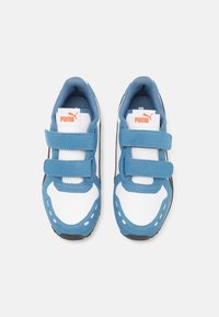 Puma CABANA RACER 20 UNISEX - Sportcipő - white/black/blue horizon/maple syrup