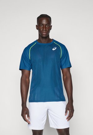 Männer Sportshirt in Dunkelblau mit grünen Akzenten, ausgestattet mit einem atmungsaktiven Design und einer Netzstruktur für Belüftung.